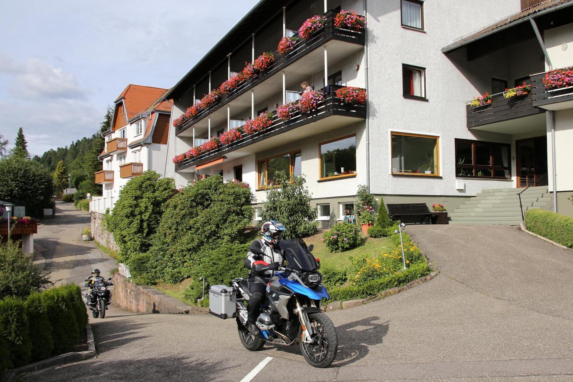 Aparthotel Schwarzwald Panorama Бад Вилдбад Екстериор снимка