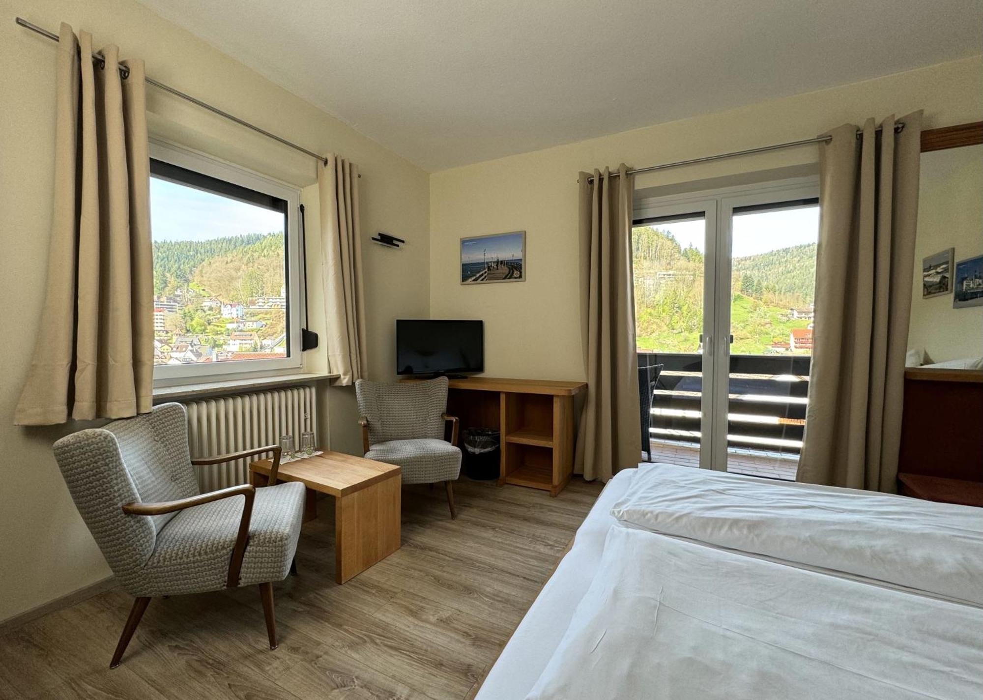 Aparthotel Schwarzwald Panorama Бад Вилдбад Стая снимка